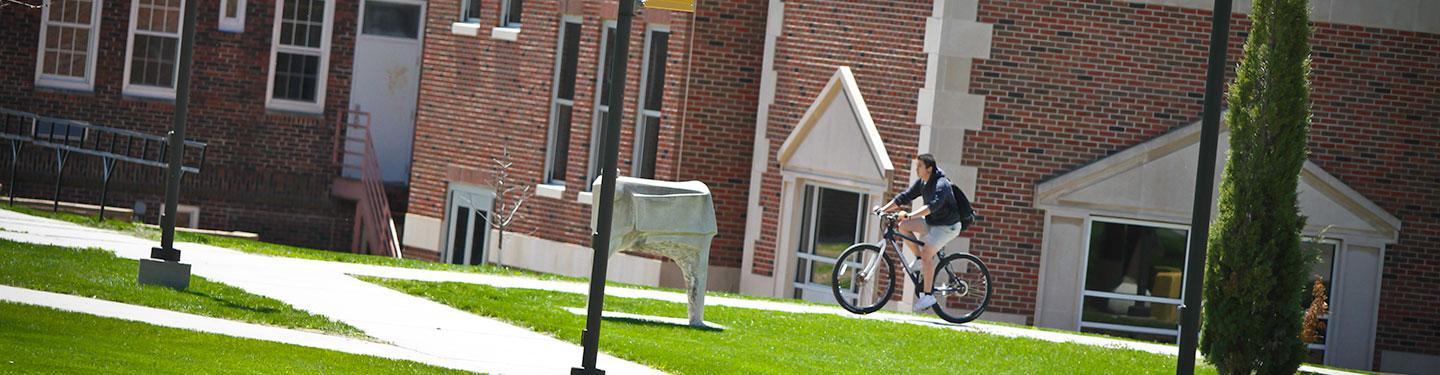 在西中心前骑自行车的学生