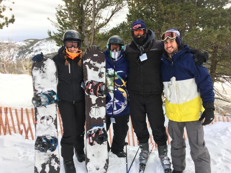 杰克、迈克尔、雅各布和杰米在雪山滑雪场的山顶